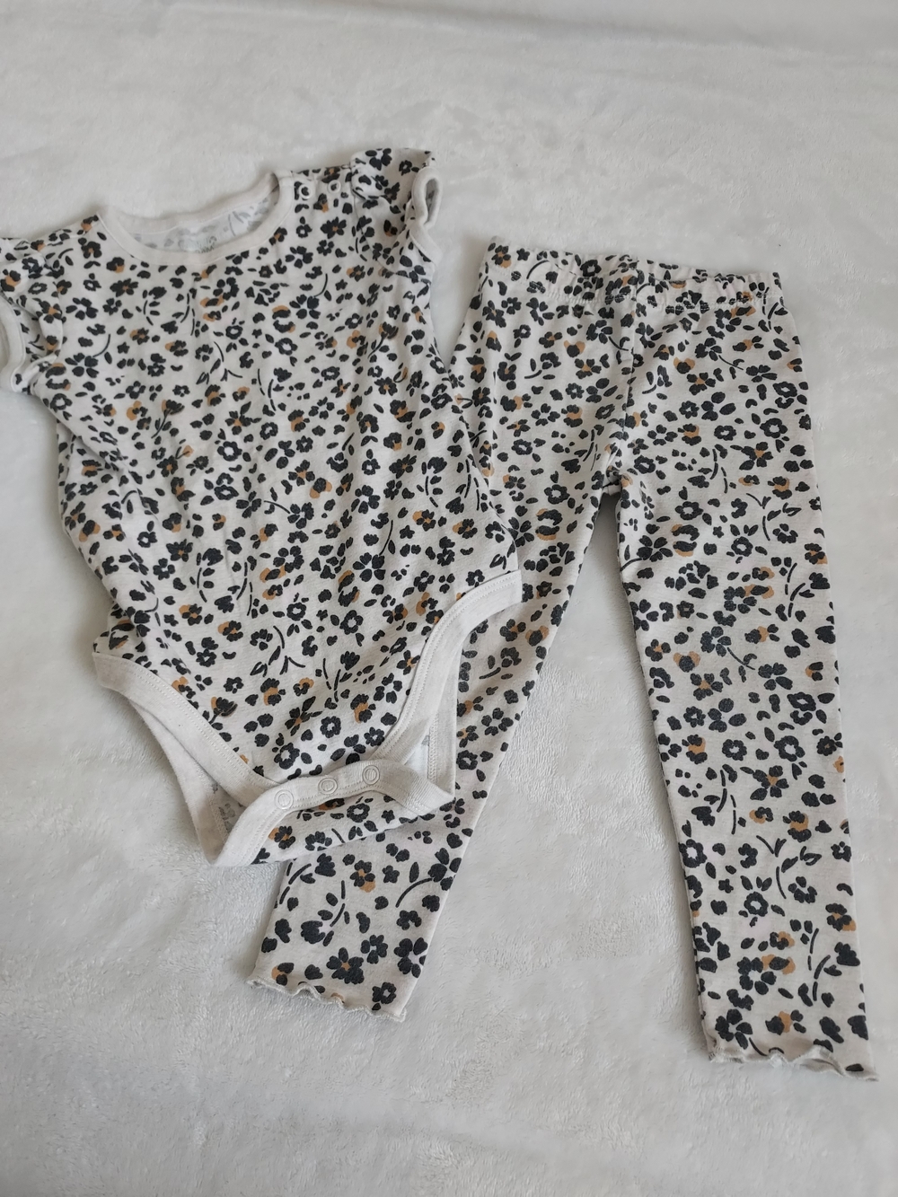 Garanimals 24mo Cream, Black & Tan Floral Ditsy Daisy Bodysuit and Pants Set